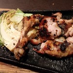 居酒屋 かまどか - 鶏もものくわ焼き（にんにく塩）