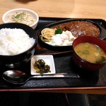 煮込みハンバーグ定食 690円