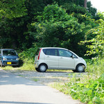 お菓子工房 十三夜 - 道路を挟んで反対側に砂利敷きの駐車場あります