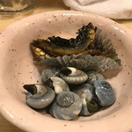 飛騨 - お通しの佃煮と貝の煮物