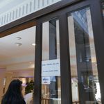 Krungsri River  - ホテルのラウンジルームへと続いていました。
            ※ホテルスタッフはワイのポーズで出迎えてくれました。