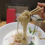 全粒粉の豊かな小麦粉の風味が‥やはり『麺すぐれ』のウリ‥【しかもこのラーメンリフトアップ‥誰がしたの（笑）】