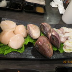 【魚貝の盛り合わせ】4人前
          帆立貝、蛤、生蛸