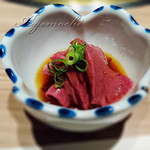 焼肉 しもふり亭 - お通しのハツ刺し