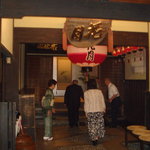 花月 - お客様をお出迎え　丁寧な出迎えでした。