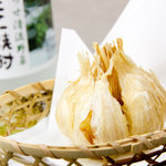 青森PR居酒屋 りんごの花 - 十和田産の低臭にんにくをまるごとあげました！ほくほくして甘い！