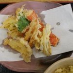 手打ちうどん　山田屋 - セットの天麩羅　さつまいも　牛蒡のかき揚げ　かにかま等