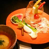 飛騨牛一頭家 馬喰一代 銀座 - ランチのセットにつく野菜。最近、こういった生野菜をキレイに盛るやり方が人気みたいだ。