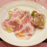 サンク・オ・ピエ - 32℃豚の自家製スモークロースハムと生ベーコン、すね肉のゼリー寄せテリーヌ、サラダ添え