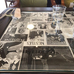 ウィウィ - テーブルの昔のヨーロッパの広告のイラスト⁈
