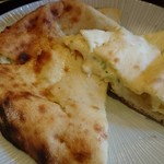 印度料理シタール - チーズナン～とろーりチーズと刻んだパクチーでビールにも合います♪
