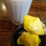 印度料理シタール - アイスチャイ(無糖～お好みでハチミツorお砂糖あります)とマンゴープリン。