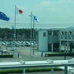 ボートレース まるがめ - 広大な敷地の駐車場