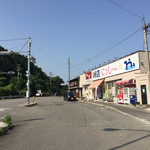たこ八 - 峠にあり、車がたくさん止まるスペースがあります。