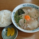 幸陽閣 - 玉子入りラーメン620円+小ライス150円。