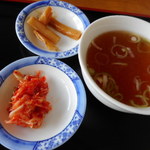 西安刀削麺 - 醤油味の中華スープ、キムチ、メンマ