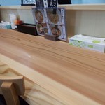 麺屋 神 - 一枚板のカウンター
