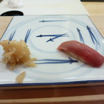 カウンターの上に陶器のお皿がセットされ握りが置かれます