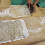 左側が私のそば切りです！名人のお手本ではありません！！