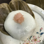 Wagashi Yamadaya Seki Ten - 山帰来の葉を剥がすと色米が！赤飯かな。