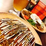 Tetsu Yaki Sakaba Hana - 豚玉お好み焼きと生麺焼きそばの別アングル