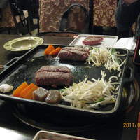 牛幸 本店 - いい具合に焼けてまいりました。