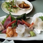 海フードBBQ - 刺身の向こうがホバタ焼き