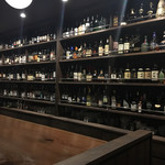 新田バー - 400種のボトルが並んでいるサマは壮観ですね〜