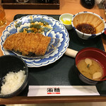 Rakuzen - 味噌カツ定食
                        ここにたどり着くまでなんで苦労しなきゃいけない⁈