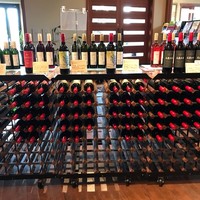 レストランゼルコバ - 2017/07 入り口のワインショップ
