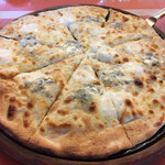 トラットリア プリモ - ピッツァ フォルマッジ ビアンカ ¥1782。４種類のチーズだけを贅沢に使ったピザ。
