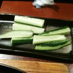 とり常 - 鶏の炭火焼とセットのキュウリ