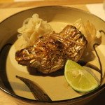 まる富 - 29年7月　焼肴　太刀魚付け焼き　蓮根金平、ほおづき、酢橘