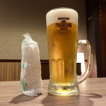 焼肉 桜咲 - メガ生ビール…900円（おしぼりと比較）