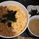 とり久 - ランチ限定　鶏そぼろ丼　６３０円