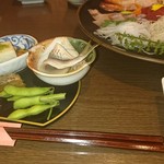 設楽 - 2017.07茶豆の奥にあった寿司が酒に…