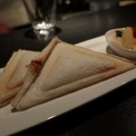 DEN - 燻製たまごのホットサンド