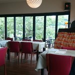 洋食勝井 - お店の外は、自然な感じ。見覚えのあるピアノ？というかカバーが、なんか懐かしい。