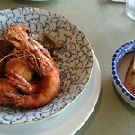 洋食勝井 - ペアランチ ガーリックトーストとフライ盛り合わせ。見えてませんが、野菜のソテー？が一緒にそえてあります。モロヘイヤとか、この辺りで採れたものかな？