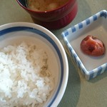 洋食勝井 - ごはんと梅干しと豚汁。はちみつ梅です。豚汁も具がしっかり。