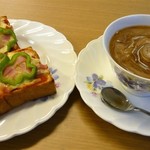 カフェ ル トロン - ピザトースト１５０円とコーヒー２５０円