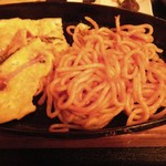 軽食と甘かもん おかめ茶房 - オムちゃんスパ鉄板焼きの中身