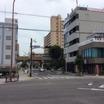 東北料理×個室居酒屋 東北商店 - 若宮町2丁目交差点に当店ビルが隣接しています。