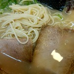 博多赤のれん - 細麺とチャーシュー