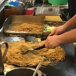 どんど - 大きな鉄板で大量のそばを焼く