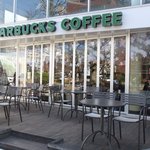 スターバックス・コーヒー - お店の前にテラスがあります