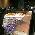 野口太郎 - 炭火で鰻を焼く