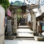 Sabou Komon - ロープウェイ乗り場のお店の反対側には、神社