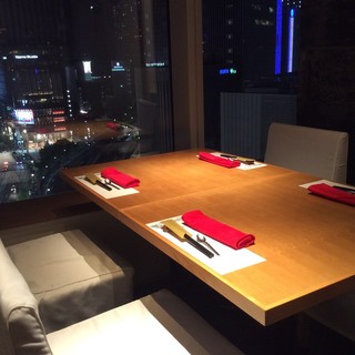 人気！夜景が一望できる半個室席。２～4名様までOK（窓あり・扉あり）