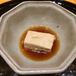 割烹 渡邊 - 最初の一品 茄子入りの胡麻豆腐
      舌触り滑らかな胡麻豆腐に練りこまれた茄子の風味が夏らしい^^